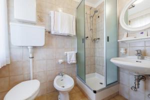 利维尼奥Hotel San Rocco的浴室配有卫生间、盥洗盆和淋浴。
