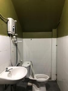 伊纳南MOTEL TERMINAL INN的一间带卫生间和水槽的浴室
