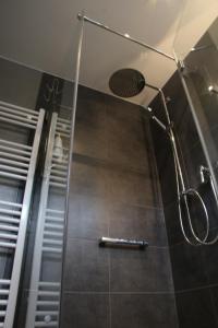 克莱沃Haus Am Damm的带淋浴喷头的浴室