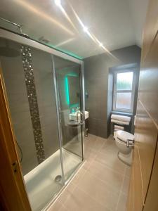 穆塞尔堡拉瓦尔斯顿之家酒店的带淋浴、卫生间和盥洗盆的浴室