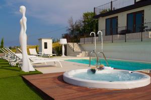 阿特里B&B & SPA Novantadieci Club的游泳池旁的院子内的浴缸