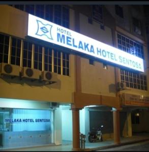 马六甲MELAKA HOTEL SENTOSA的一家有标志读三联医院的酒店