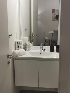 埃斯特角城Apto en Punta del Este con Piscina Climatizada!!的浴室设有白色水槽和镜子