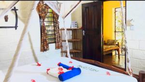 迪亚尼海滩迪亚尼海滩非洲梦别墅酒店的一间在床上设有两个冲浪板的房间
