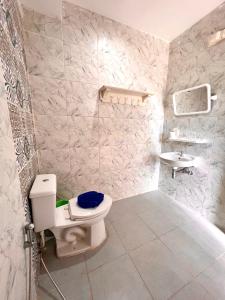芭东海滩Baankasemsuk Resort 般咔 深宿的一间带卫生间和水槽的浴室