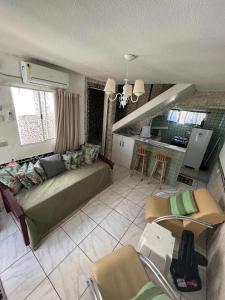马拉戈日MARAGOGI FLAT BEIRA MAR的带沙发的客厅和厨房
