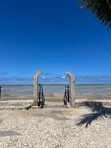马拉戈日MARAGOGI FLAT BEIRA MAR的海洋附近的海滩上的一些雕塑
