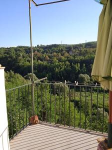 Santa PaolinaCasa di Paola a Tufo的房屋的阳台享有风景。