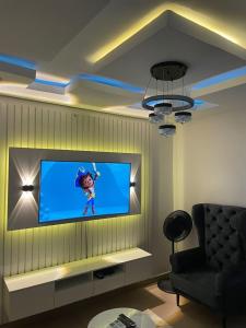 拉各斯GS HOMES的客厅设有壁挂式平面电视。
