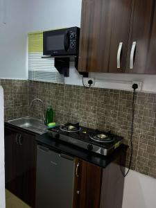 拉各斯GS HOMES的小厨房配有炉灶和水槽