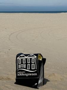 维里B&B bINNengewoon rooms with a view的沙滩上的一个袋子