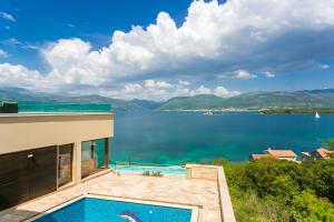 蒂瓦特Villa Semiramis的水景度假屋 - 带游泳池