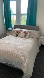 Bexhill Luxury Sea Stay Flat 2客房内的一张或多张床位