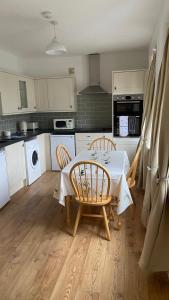 贝克斯希尔Bexhill Luxury Sea Stay Flat 2的厨房配有桌椅