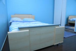 NamugongoRugsResidence的蓝色客房中一间带床的卧室