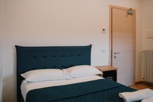 弗罗西诺内Dal Patricano的卧室里一张带蓝色床头板的床