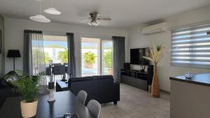 棕榈滩Beautiful luxury villa with private pool的带沙发和电视的客厅