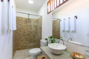 托兰克索Casa Luar Trancoso的一间带水槽、卫生间和淋浴的浴室