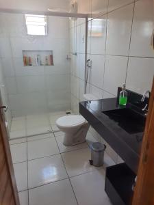 蒙蒂达斯加梅莱拉斯Lá na Roça - Belezas do Monte Chalé, Suítes & Restaurante的白色的浴室设有卫生间和水槽。