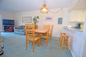 大洋城Ocean Trail 102的厨房以及带桌椅的用餐室。