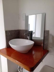 维加伊托Bungalow VerdeMar con Jacuzzi Frente al Mar的浴室设有白色水槽和镜子
