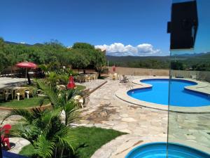 里奥迪孔塔斯Pousada Alto do Sossego的享有度假村游泳池的景致