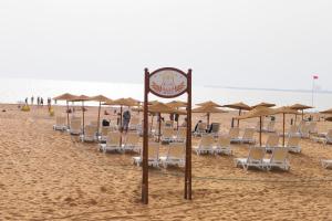 阿加迪尔阿加迪尔阿加纳酒店的海滩上的一组椅子和遮阳伞
