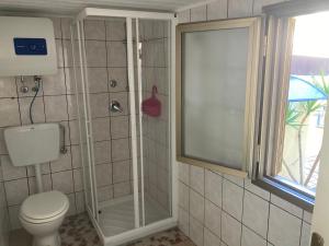 里奥马哲雷Rio Rest Apartments的带淋浴、卫生间和窗户的浴室