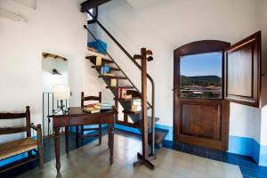 加尔泰利玛丽卡斯城堡酒店的客房设有楼梯、书桌和窗户。
