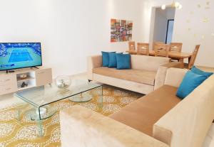突尼斯Maison plain-pied avec piscine chauffée的带沙发和电视的客厅