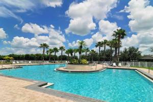 布雷登顿Sandy Oasis 5 bedroom with Pool Sarasota Bradenton的棕榈树度假村的游泳池