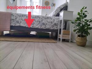 奥尔良Orleans hypercentre articles fitness et Bebe的客厅铺有木地板,配有沙发