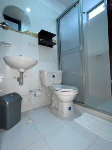 巴耶杜帕尔Villalba Boutique Hotel的浴室配有卫生间、盥洗盆和淋浴。