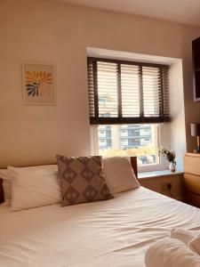兰卡斯特'Bloomfield' at stayBOOM的卧室配有白色的床和窗户