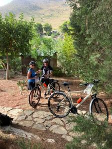 圣维托罗卡波Baglio La Luna - B&B的两个人站在自行车旁边