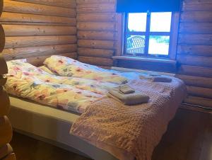 BlaskogabyggoCosy cabin with amazing view on the Geysir的小木屋内的一张床位,上面有两条毛巾