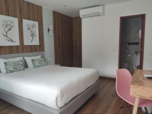 蓬德利马Hotel Rural Solar das Arcadas的一间卧室配有一张床、一张桌子和一张桌子