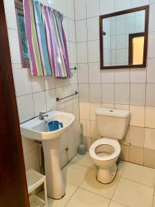 科洛里Queen Zee Garden Apartments的一间带卫生间和水槽的浴室
