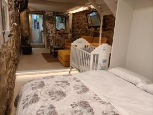 拉科鲁尼亚Apartamento Ciudad Vieja Coruña的一间卧室配有一张婴儿床