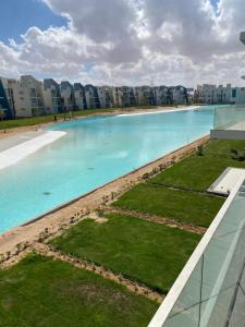 马特鲁港Fouka bay luxurious chalet的一座大型游泳池,其建筑背景为: