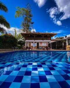 亚美尼亚拉斯帕尔马斯生态酒店的一座带建筑物的房子前的游泳池