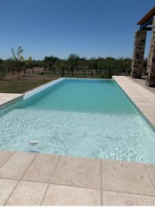 圣拉斐尔Casa Pueblo Benegas的蓝色海水大型游泳池
