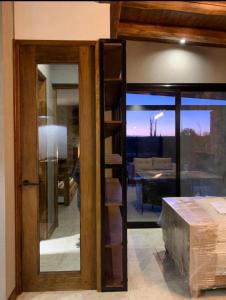 圣拉斐尔Casa Pueblo Benegas的玻璃门,享有客厅的景色
