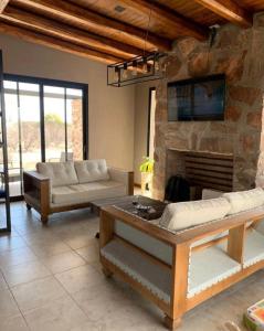 圣拉斐尔Casa Pueblo Benegas的带沙发和石制壁炉的客厅