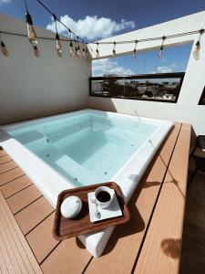 圣多明各Studio 27的船上甲板上的热水浴池