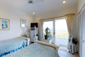 圣乔治岛King's Crown的一间卧室设有两张床和大窗户