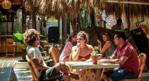 埃斯孔迪多港Selina Puerto Escondido的一群坐在餐厅桌子上的人