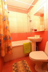 托木斯克Aurora МК的浴室配有盥洗盆、卫生间和浴缸。