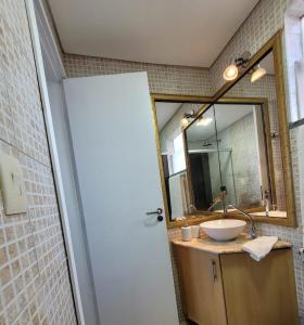 阿奎拉兹Casa Flórida的一间带水槽和镜子的浴室