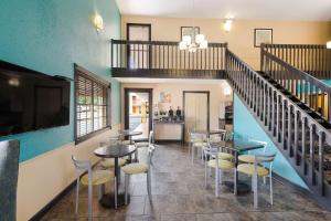 康威贝斯维斯特康威酒店的一间带桌椅的餐厅,以及楼梯